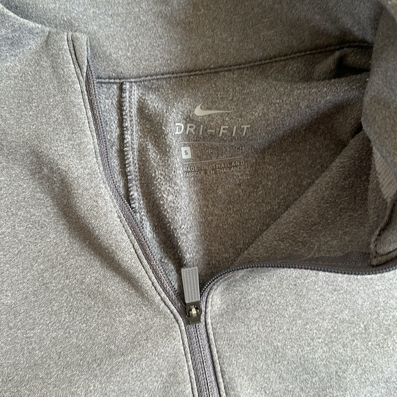 Woman’s Nike 1/4 zip up - Picture 2 of 5